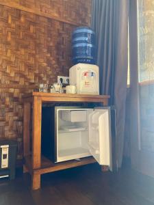 eine Mikrowelle auf einem Tisch mit Mixer in der Unterkunft SeaGate Bungalows in Sabang