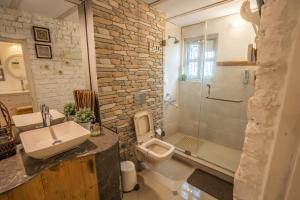 Ένα μπάνιο στο Elfreda, Vikramgad - 1BHK Villa - Pet Friendly