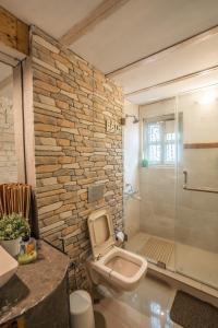 Ένα μπάνιο στο Elfreda, Vikramgad - 1BHK Villa - Pet Friendly