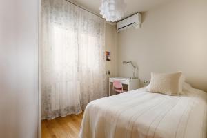 Tempat tidur dalam kamar di Beach-line family apartment Barcelona