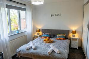 Un pequeño dormitorio con una cama con una cesta. en Warm Home for Your Ideal Retreat en Birmingham