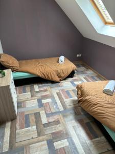 deux lits sont dans une pièce avec un étage dans l'établissement Maison chaleureuse avec barbecue quartier calme, à Voivres-lès-le-Mans