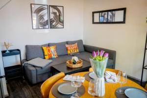 a living room with a couch and a table at Warm Home for Your Ideal Retreat in Birmingham