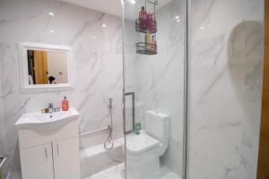 a bathroom with a shower and a toilet and a sink at Prestigious Apartment on Oxford Street - 3 Bedroom 7GC in London