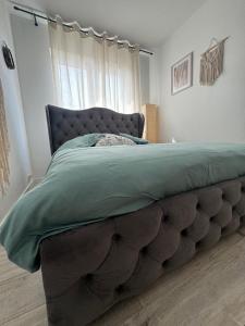 Łóżko lub łóżka w pokoju w obiekcie Airport Apartment Regata Kiekrz lotnisko