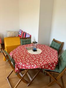 uma sala de jantar com uma mesa e duas cadeiras em Ranjeet felizarda em Lisboa