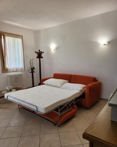 1 dormitorio con 1 cama en la esquina de una habitación en Casa dei Prati, en Brendola