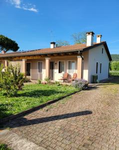 una casa con una entrada de ladrillo delante de ella en Casa dei Prati, en Brendola