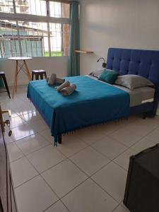 ein blaues Bett in einem Zimmer mit blauem Bettvisor in der Unterkunft Room B777 AF in Papeete