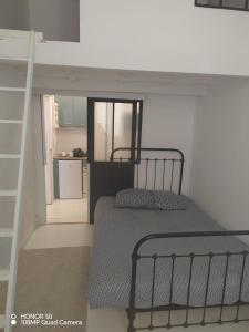 sypialnia z łóżkiem piętrowym w pokoju w obiekcie Atypical and friendly home - Les Olympiades - 13th w Paryżu
