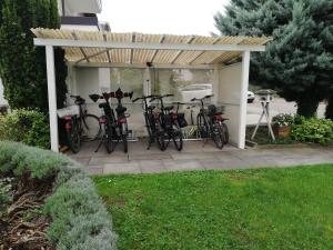 - un groupe de vélos garés sous un garage dans l'établissement Exklusive Lage - Wohnung mit schönem Garten - Hämmerle Yellow, à Constance