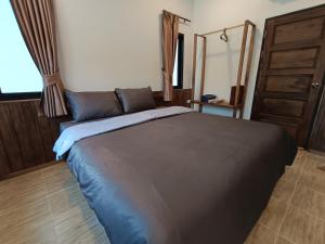 Un dormitorio con una cama grande con una manta azul. en Hello Montri, en Klong Muang Beach 18 fotos más