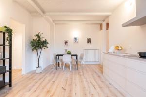 eine Küche und ein Esszimmer mit einem Tisch und Stühlen in der Unterkunft Fortezza Apartment in Florence in Florenz