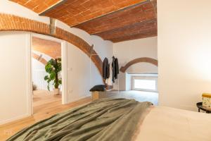 ein Schlafzimmer mit einem Bett und einer Ziegeldecke in der Unterkunft Fortezza Apartment in Florence in Florenz