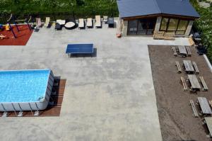 - une vue sur la piscine et l'aire de jeux dans l'établissement Loft Hotel Bakuriani, à Bakuriani