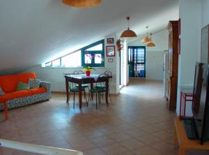 een woonkamer met een tafel en een bank bij Oasi del Governatore in Squillace