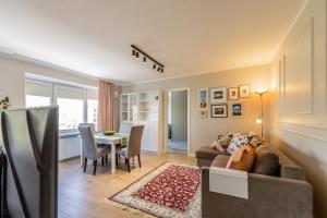 a living room with a couch and a table at Kreutzwaldi 17 apartment in Võru