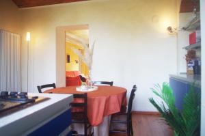 a small table in a kitchen with a table and chairs at Quick Home - Magnolia in Viverone