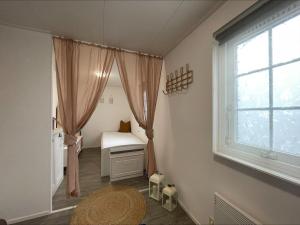 Cette petite chambre dispose d'une fenêtre et d'un lit. dans l'établissement RBR 711 - Beach Resort Kamperland, à Kamperland