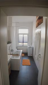 baño con bañera, lavabo y ventana en *NEU*Family&Work*WLAN*Ntflx*Cozy*Zentrum*TopLage, en Chemnitz