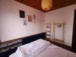 En eller flere senge i et værelse på Maison de vacances pour 12 personnes