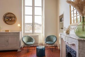 Avignon Intra-muros, vue Palais des Papes的休息区