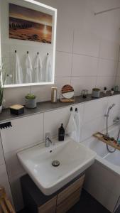 Baño blanco con lavabo y espejo en *NEU*Family&Work*WLAN*Ntflx*Cozy*Zentrum*TopLage, en Chemnitz