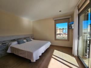 Un dormitorio con una cama grande y una ventana en Casa Antonia, en Can Picafort