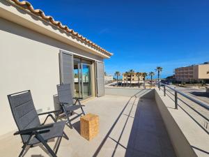 balcón con 2 sillas y vistas a la playa en Casa Antonia, en Can Picafort