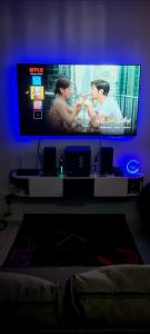 TV de pantalla plana en la sala de estar. en HeRo's Lair - Staycation near EK with Ps4 & more! en Santa Rosa