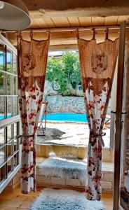 Pogled na bazen v nastanitvi Villa Festina Lente - cosy & authentic villa with private heated pool oz. v okolici