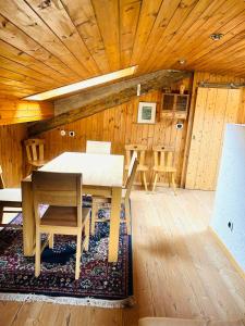 una sala da pranzo con tavolo e soffitti in legno di Park Hotel Faloria a Canazei