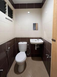 a bathroom with a toilet and a sink at Pekan Budget Hotel in Pekan