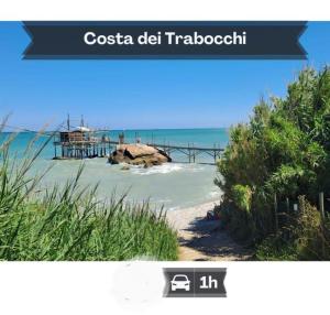 een collage van twee foto's van een strand bij Terrazza sul Mare in Alba Adriatica