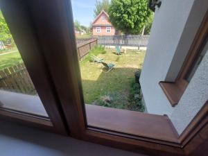 Blick auf einen Hof aus einem Fenster in der Unterkunft Kwietny Stoczek 70 in Białowieża
