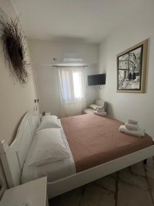 una camera da letto con un letto e due asciugamani di B&B Il Mandorlo a San Vito
