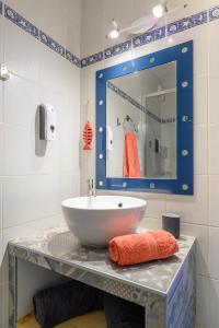 La salle de bains est pourvue d'un lavabo et d'un miroir. dans l'établissement Côté Sud, à Palavas-les-Flots