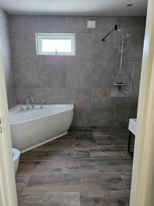 uma casa de banho com banheira e chuveiro em Vakantiehuis Gasselte em Gasselte