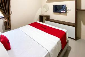 Gallery image of RedDoorz Near Batu Ampar Harbour in Jodoh +8 photos