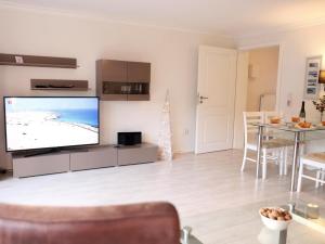 Televiisor ja/või meelelahutuskeskus majutusasutuses Fischerweg-39-Whg-1-Soel