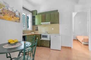 a kitchen with a table with a bowl of fruit on it at Monte Verde Apartment 101 in Dhematorá