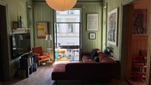 奧斯陸的住宿－Bright apartment in historic house downtown Oslo，带沙发和窗户的客厅