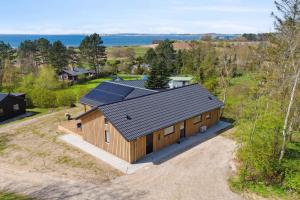 - une vue sur une maison dotée d'un toit solaire dans l'établissement Impressive Holiday Cottage, By The Helsns Bay!, à Millinge