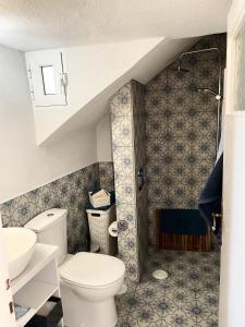 łazienka z toaletą i umywalką w obiekcie Socratous House w mieście Salamina