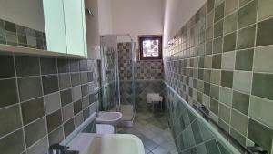 a bathroom with a toilet and a sink and a shower at Porto Pollo, Il borgo villetta 3 camere da letto in Porto Pollo