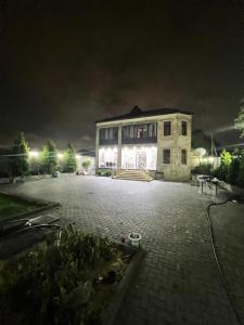 un edificio de noche con luces delante en My_willa_Buzovna, en Zağulba Bağları