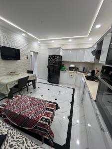 My_willa_Buzovna في Zağulba Bağları: مطبخ كبير مع طاولة وقمة كونتر