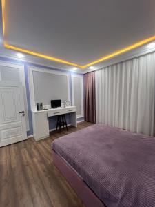 Zağulba Bağları的住宿－My_willa_Buzovna，一间卧室配有一张床和一张带电脑的书桌