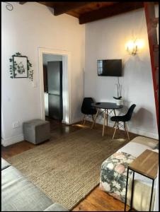 Μια τηλεόραση ή/και κέντρο ψυχαγωγίας στο 2 Bedroom Cottage by ARPA Hospitalities