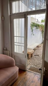 Χώρος καθιστικού στο 2 Bedroom Cottage by ARPA Hospitalities